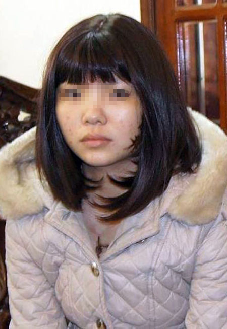 Nguyễn Thị G. với mái tóc giả mong phần nào cải thiện được diện mạo mà bà chủ độc ác đã gây ra cho mình. Nguyễn Thị G. với mái tóc giả mong phần nào cải thiện được diện mạo mà bà chủ độc ác đã gây ra cho mình.