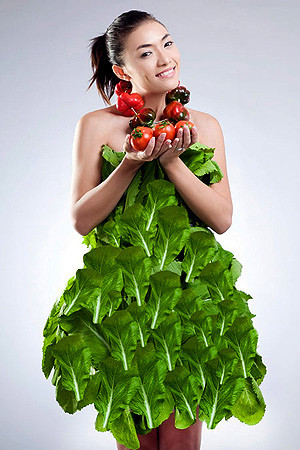 Cuối cùng là bộ trang phục được làm từ rau cải của ca sỹ Tina Tình Cuối cùng là bộ trang phục được làm từ rau cải của ca sỹ Tina Tình