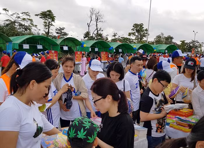 Cô giáo Nguyễn Thị Thu Thảo cùng nhân viên tư vấn bán đồ dùng học tập cho các bậc phụ huynh tại Hải Phòng (Ảnh: nhân vật cung cấp)