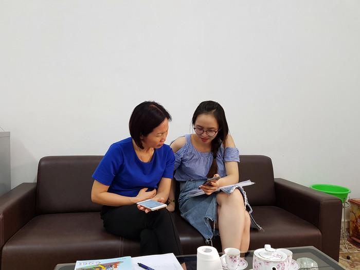 Cô giáo Nguyễn Thị Thu Thảo (bên phải) tư vấn các mẫu đồ dùng học tập cho các nhà trường (Ảnh: Lã Tiến) Cô giáo Nguyễn Thị Thu Thảo (bên phải) tư vấn các mẫu đồ dùng học tập cho các nhà trường (Ảnh: Lã Tiến)