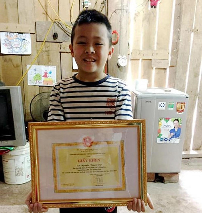 Em Nguyễn Thành Đạt nhận bằng khen của Sở Giáo dục và Đào tạo Quảng Ninh (Ảnh: CTV) Em Nguyễn Thành Đạt nhận bằng khen của Sở Giáo dục và Đào tạo Quảng Ninh (Ảnh: CTV)