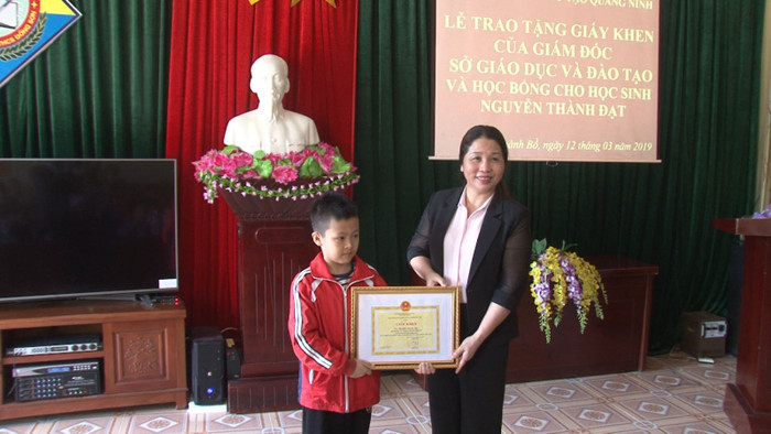Bà Vũ Liên Oanh, Giám đốc Sở Giáo dục và Đào tạo Quảng Ninh trao giấy khen và học bổng cho em Nguyễn Thành Đạt (Ảnh: CTV) Bà Vũ Liên Oanh, Giám đốc Sở Giáo dục và Đào tạo Quảng Ninh trao giấy khen và học bổng cho em Nguyễn Thành Đạt (Ảnh: CTV)