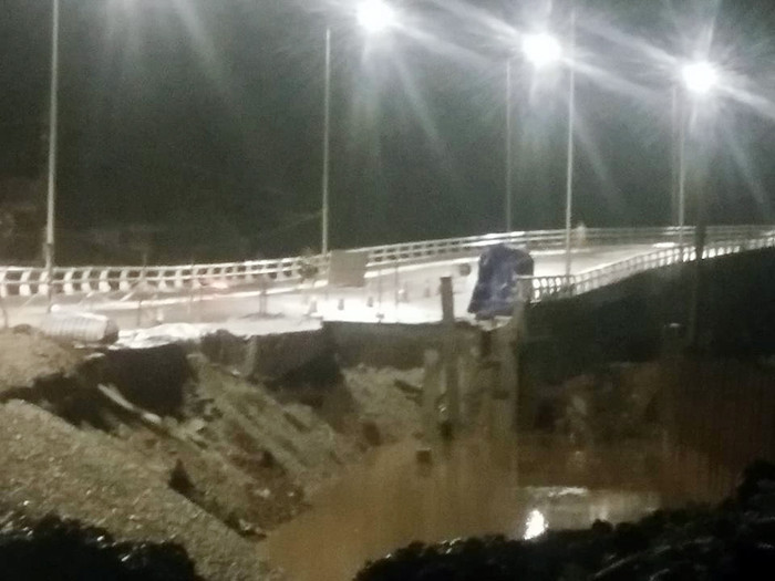 Trong đêm 21/6, cầu Đăng bị sạt lở nghiêm trọng gây ảnh hưởng cho các phương tiện tham gia giao thông. (Ảnh: CTV) Trong đêm 21/6, cầu Đăng bị sạt lở nghiêm trọng gây ảnh hưởng cho các phương tiện tham gia giao thông. (Ảnh: CTV)