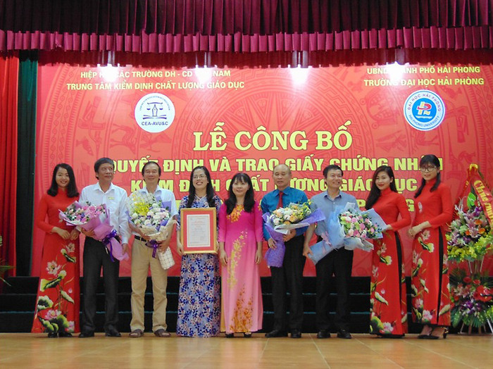 Trường Đại học Hải Phòng nhận giấy chứng nhận Kiểm định chất lượng cơ sở giáo dục. (Ảnh: Lã Tiến) Trường Đại học Hải Phòng nhận giấy chứng nhận Kiểm định chất lượng cơ sở giáo dục. (Ảnh: Lã Tiến)