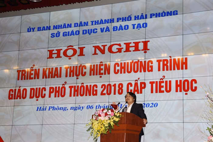 Tiến sĩ Tạ Ngọc Trí, Phó Vụ trưởng Vụ Giáo dục Tiểu học (Bộ Giáo dục và Đào tạo) phát biểu tại hội nghị (Ảnh: Lã Tiến)