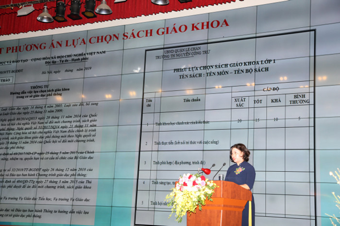 Hiệu trưởng Trường tiểu học Nguyễn Công Trứ (quận Lê Chân, Hải Phòng) đóng góp ý kiến về phương án lựa chọn sách giáo khoa (Ảnh: Lã Tiến) Hiệu trưởng Trường tiểu học Nguyễn Công Trứ (quận Lê Chân, Hải Phòng) đóng góp ý kiến về phương án lựa chọn sách giáo khoa (Ảnh: Lã Tiến)