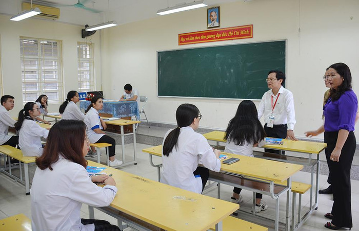 Cục trưởng Mai Văn Trinh đã thăm hỏi, động viên các thí sinh trước môn thi cuối cùng (Ảnh: CTV) Cục trưởng Mai Văn Trinh đã thăm hỏi, động viên các thí sinh trước môn thi cuối cùng (Ảnh: CTV)