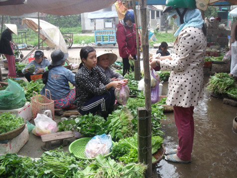 Nhạn đang mưu sinh tại chợ Kim Long để nuôi sống cả gia đình. Nhạn đang mưu sinh tại chợ Kim Long để nuôi sống cả gia đình.