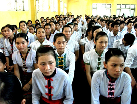 Thí sinh là người dân tộc thiểu số được tuyển thẳng đại học. Trong ảnh: Các em học sinh dân tộc thiểu số tại trường DTNT tỉnh Nghệ An trong ngày khai giảng năm học mới. Thí sinh là người dân tộc thiểu số được tuyển thẳng đại học. Trong ảnh: Các em học sinh dân tộc thiểu số tại trường DTNT tỉnh Nghệ An trong ngày khai giảng năm học mới.