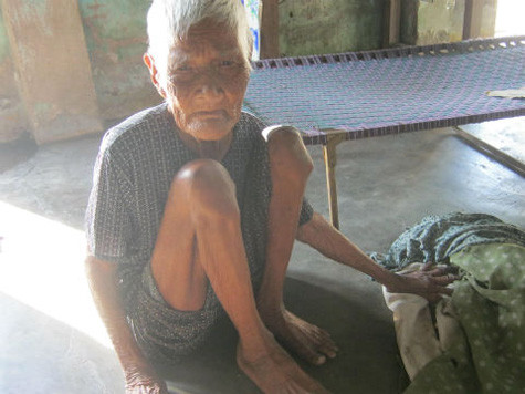 Nhiều khi cụ Chiểu vẫn bị đói, cả tuần không tắm, không thay quần áo. Nhiều khi cụ Chiểu vẫn bị đói, cả tuần không tắm, không thay quần áo.