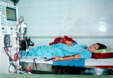 Ngoài số tiền 500.000 đồng/tháng chi phí chạy thận, cô Nguyên thường xuyên phải mua thêm các loại thuốc hỗ trợ và quả lọc thận từ 2-3 triệu đồng/tháng.