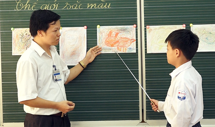 Thầy giáo Vũ luôn áp dụng phương pháp giảng dạy mới vào các tiết dạy mỹ thuật (Ảnh: CTV) Thầy giáo Vũ luôn áp dụng phương pháp giảng dạy mới vào các tiết dạy mỹ thuật (Ảnh: CTV)