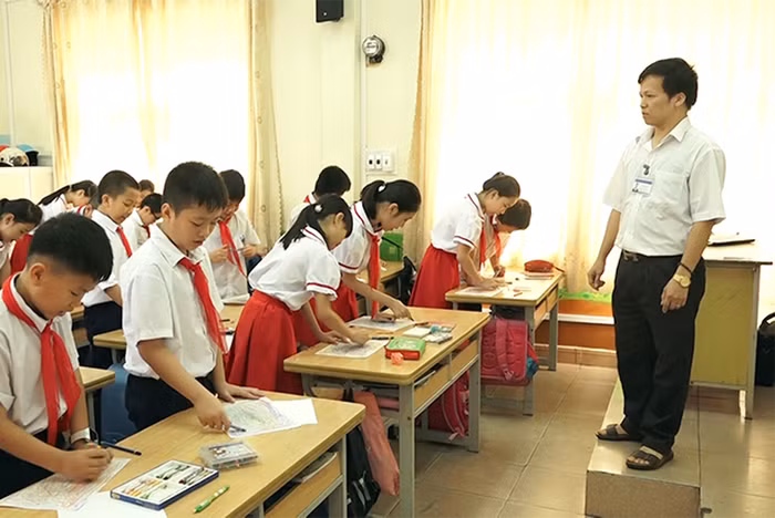 Thầy Vũ luôn truyền hết đam mê, nhiệt huyết cho học sinh hứng thú học môn mỹ thuật (Ảnh: CTV) Thầy Vũ luôn truyền hết đam mê, nhiệt huyết cho học sinh hứng thú học môn mỹ thuật (Ảnh: CTV)