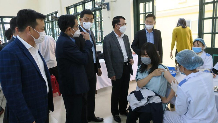 Ông Lê Khắc Nam - Phó Chủ tịch Ủy ban nhân dân thành phố Hải Phòng kiểm tra công tác tiêm chủng tại trường Trung học phổ thông Ngô Quyền (Ảnh: CTV) Ông Lê Khắc Nam - Phó Chủ tịch Ủy ban nhân dân thành phố Hải Phòng kiểm tra công tác tiêm chủng tại trường Trung học phổ thông Ngô Quyền (Ảnh: CTV)