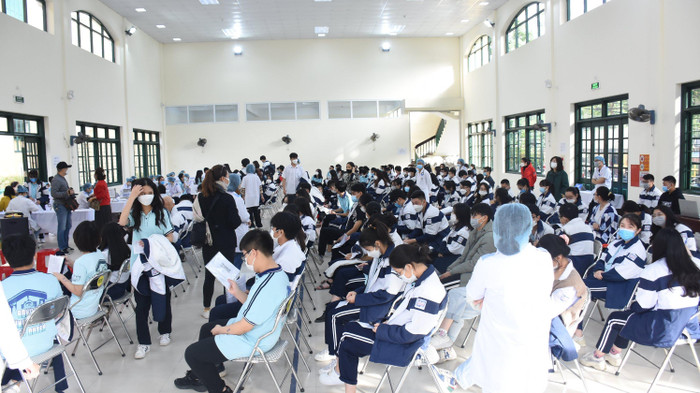 Điểm tiêm tại trường Trung học phổ thông Ngô Quyền (Ảnh: NH) Điểm tiêm tại trường Trung học phổ thông Ngô Quyền (Ảnh: NH)