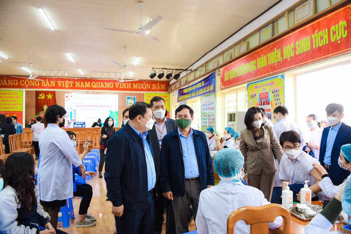Lãnh đạo quận Hồng Bàng tới thăm và động viên học sinh tham gia đợt tiêm đầu tiên (Ảnh: PL) Lãnh đạo quận Hồng Bàng tới thăm và động viên học sinh tham gia đợt tiêm đầu tiên (Ảnh: PL)