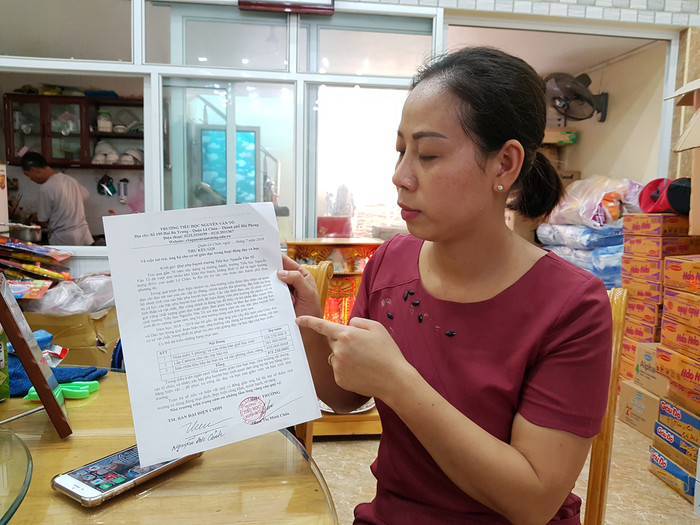 Quá bức xúc vì con mình không được nhận vào học tại Trường Nguyễn Văn Tố, chị Thu viết tâm thư gửi Bí thư Thành ủy Hải Phòng. (Ảnh: Lã Tiến) Quá bức xúc vì con mình không được nhận vào học tại Trường Nguyễn Văn Tố, chị Thu viết tâm thư gửi Bí thư Thành ủy Hải Phòng. (Ảnh: Lã Tiến)