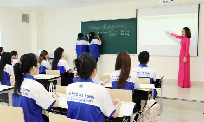 Một tiết học của sinh viên sư phạm tại Trường Đại học Hạ Long. (Ảnh: website nhà trường) dai-hoc-ha-long-1.jpg