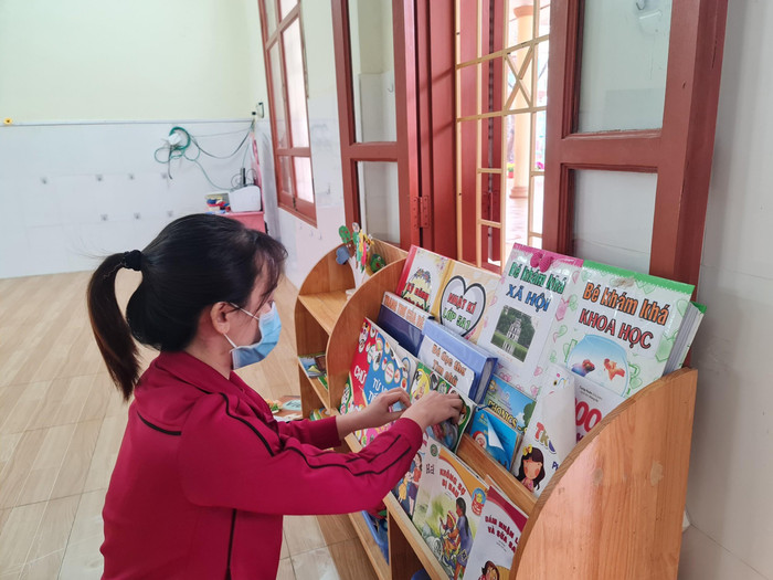 Giáo viên Trường Mầm non Thủy Đường kê lại các góc học tập (Ảnh: Lã Tiến) Giáo viên Trường Mầm non Thủy Đường kê lại các góc học tập (Ảnh: Lã Tiến)