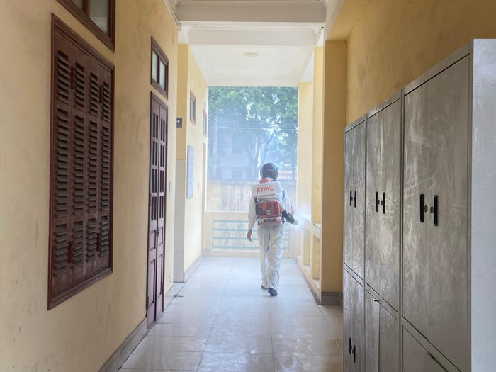 Trường Trung học cơ sở Lê Ích Mộc thực hiện khử khuẩn trường, lớp để đón học sinh quay trở lại vào ngày 8/3 (Ảnh: CTV)