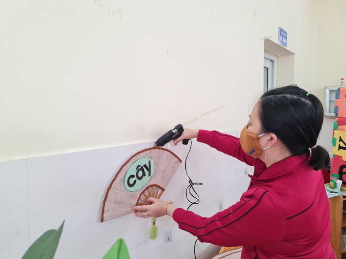 Giáo viên Trường mầm non Thủy Đường trang trí lại phòng học sau khi nhà trường được trưng dụng làm khu cách ly tập trung (Ảnh: Lã Tiến) Giáo viên Trường mầm non Thủy Đường trang trí lại phòng học sau khi nhà trường được trưng dụng làm khu cách ly tập trung (Ảnh: Lã Tiến)