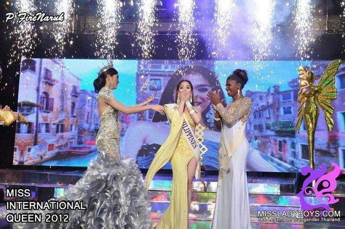 Balot đã khóc òa khi được xướng tên và nhận vương miện từ người tiền nhiệm.