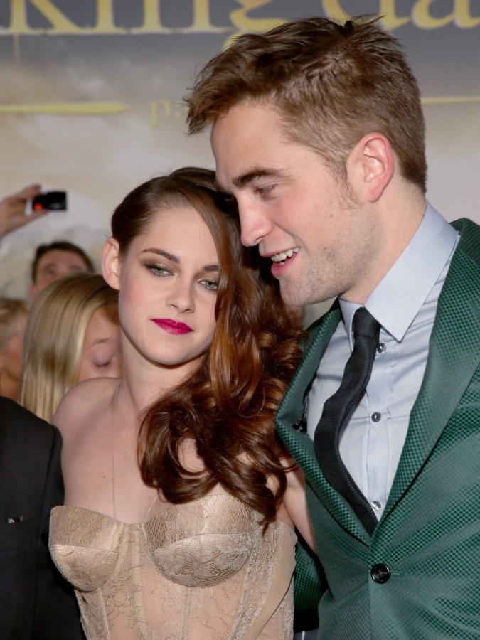 Cả hai đều tỏ ra thân mật và có những cử chỉ dịu dàng khi sánh vai cạnh nhau, mặc dù trước đó các tay săn ảnh cũng đã chộp được những hình ảnh gần gũi của cả hai sau thời gian đóng băng tình cảm. Cả hai đều tỏ ra thân mật và có những cử chỉ dịu dàng khi sánh vai cạnh nhau, mặc dù trước đó các tay săn ảnh cũng đã chộp được những hình ảnh gần gũi của cả hai sau thời gian đóng băng tình cảm.