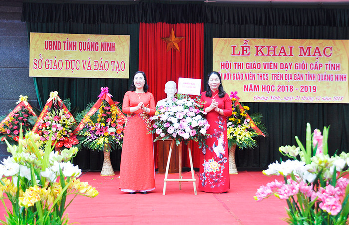 Lãnh đạo Sở Giáo dục và Đào tạo Quảng Ninh tặng hoa chúc mừng ban tổ chức hội thi (Ảnh: CTV) Lãnh đạo Sở Giáo dục và Đào tạo Quảng Ninh tặng hoa chúc mừng ban tổ chức hội thi (Ảnh: CTV)