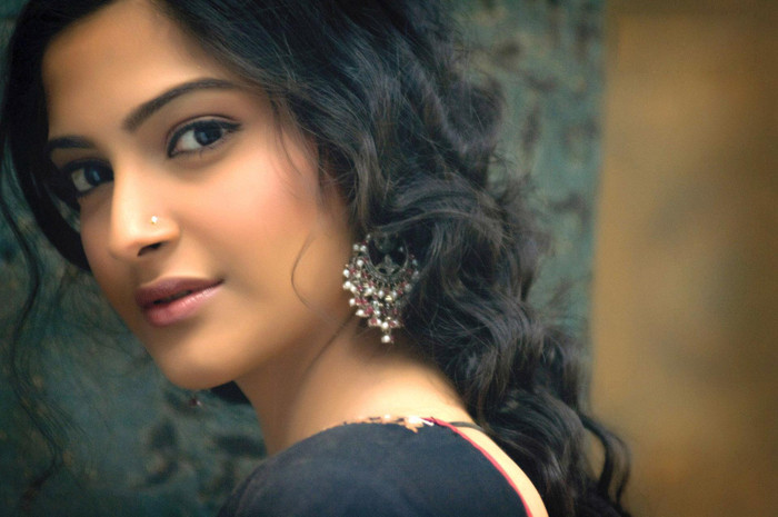 Cái tên nữ diễn viên Sonam Kapoor (1985) dù chưa từng góp mặt trong bộ phim bom tấn nào nhưng tên tuổi của cô luôn được đánh giá cao và được coi là một trong những nữ diễn viên đa tài. Sonam sở hữu số tài sản 15 triệu rupi từ hoạt động đóng phim và quảng cáo. Cái tên nữ diễn viên Sonam Kapoor (1985) dù chưa từng góp mặt trong bộ phim bom tấn nào nhưng tên tuổi của cô luôn được đánh giá cao và được coi là một trong những nữ diễn viên đa tài. Sonam sở hữu số tài sản 15 triệu rupi từ hoạt động đóng phim và quảng cáo.