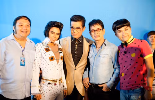 Từ trái qua: giám đốc âm nhạc Nguyễn Hà, Thúy Uyên, MC Thanh Bạch, NS Đức Huy và Đại Nghĩa.