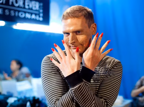 Trong tập 3 lần này, BTC cũng đã công bố trailer khá thú vị về màn lột xác của 6 người chơi, hứa hẹn sẽ là một tập bùng nổ tối thứ 7, 19/1 tuần này. Qua đó, sẽ có nhiều phần hóa thân, “chuyển giới” ngoạn mục khi anh chàng Tây yêu tiếng Việt Kyo York sẽ phải hóa mình thành “họa my núi rừng” Siu Black.