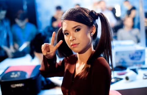 Hy vọng giọng ca và phần trình diễn của Khởi My sẽ ghi điểm hơn là ngoại hình không được thành công cho lắm.