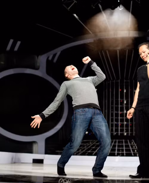 Cách cầm mic và phong cách biểu diễn của Liêu Anh Tuấn phiên bản Đại Nghĩa.