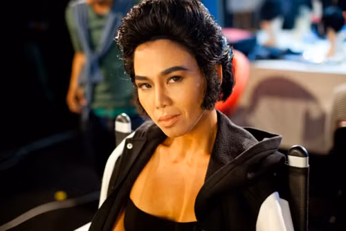 Thúy Uyên từng gây ngạc nhiên và thuyết phúc hoàn toàn BGK ở tập 1 với chiến thắng 100 triệu đồng khi hóa thân thành nữ ca sĩ nhạc Latin Jennifer Lopez (ca khúc On the Floor) và nữ ca sĩ Thu Minh cùng ca khúcĐường Cong ở tập thứ hai.