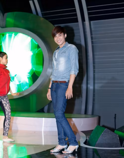 Ngoài Kyo York ra, 5 người chơi còn lại cũng không hề dễ nhằn với các nghệ sĩ mà họ phải hóa thân. Trong đó, nam ca sĩ Chí Thiện vốn từ đầu đã rất “dị ứng” nếu phải hóa thân thành nữ giới, kết cục là ở tập 3 này Chí Thiện đã ấn nút chọn được nữ ca sĩ Phạm Quỳnh Anh cùng ca khúc Càng xa càng nhớ.