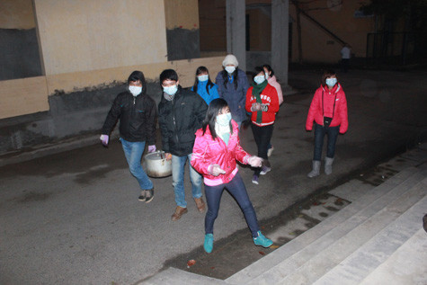 9, 10 Nồi cháo tình thương đang được đưa đến phòng bệnh nhân. 9, 10 Nồi cháo tình thương đang được đưa đến phòng bệnh nhân.