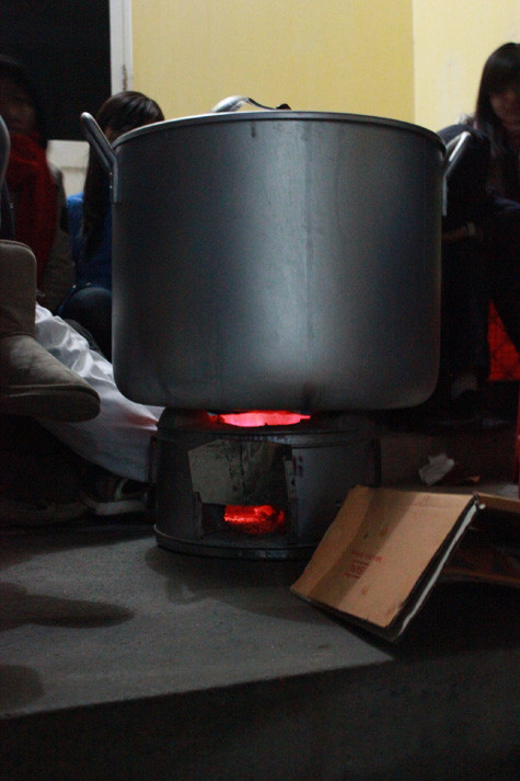 Bếp lửa hồng nung nóng cháo tình thương Bếp lửa hồng nung nóng cháo tình thương