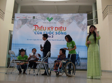 Phó chủ nhiệm CLB Lê Thanh Hoa “hát bằng tay” Phó chủ nhiệm CLB Lê Thanh Hoa “hát bằng tay”