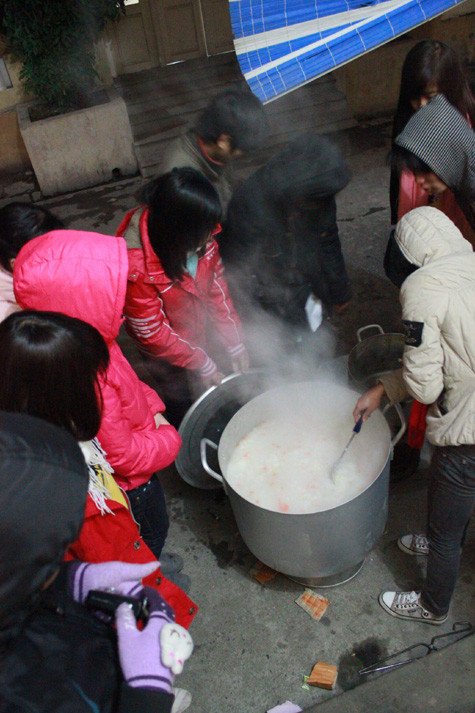 Khi nồi cháo đã được nấu xong. Khi nồi cháo đã được nấu xong.