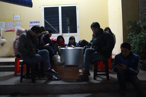 Các thành viên trong nhóm vẫn ngồi bên nồi cháo tình thương. Các thành viên trong nhóm vẫn ngồi bên nồi cháo tình thương.
