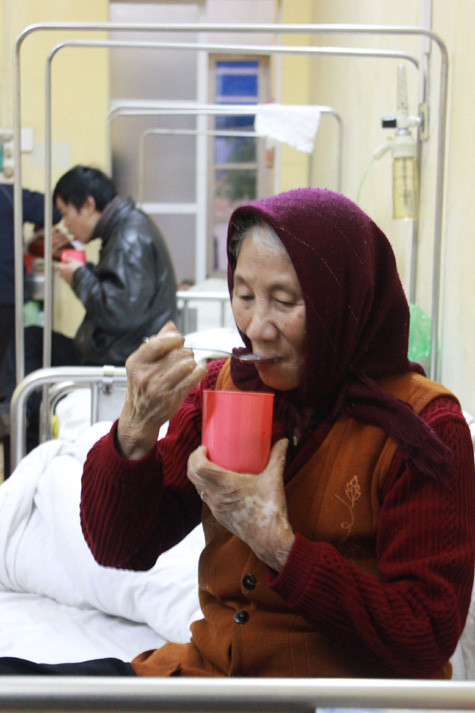 Thưởng thức cháo tình thương. Thưởng thức cháo tình thương.