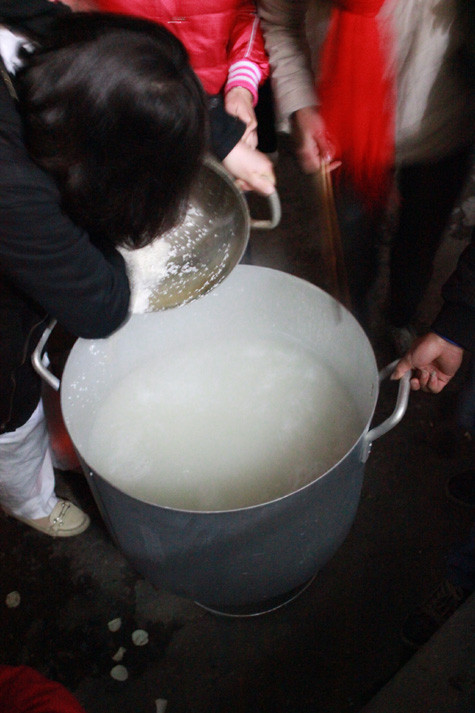 Cho gạo vào nồi. Cho gạo vào nồi.