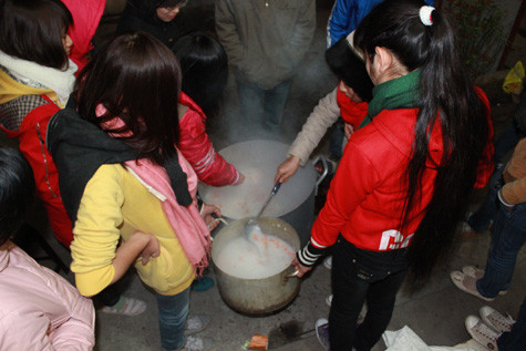 Chia thành 2 nồi để đến từng khoa phát cho bệnh nhân. Chia thành 2 nồi để đến từng khoa phát cho bệnh nhân.