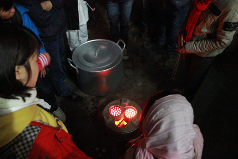 Bếp lửa than đã đỏ rực để bắt đầu nấu cháo tình thương. Bếp lửa than đã đỏ rực để bắt đầu nấu cháo tình thương.