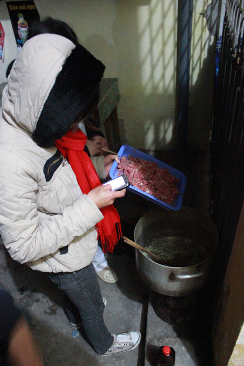 Chuẩn bị nguyên liệu để cho vào nồi cháo. Chuẩn bị nguyên liệu để cho vào nồi cháo.