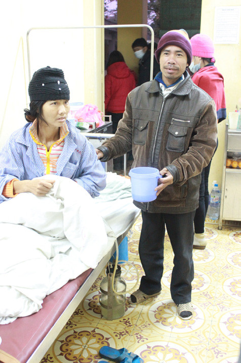 Nhiều bệnh nhân, người nhà ra tận nơi xin cháo tình thương. Nhiều bệnh nhân, người nhà ra tận nơi xin cháo tình thương.