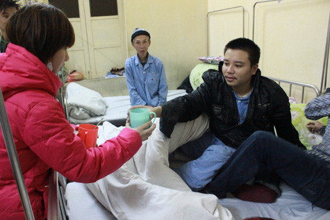 1 thành viên trong nhóm đang muc từng môi cháo cho bệnh nhân. 1 thành viên trong nhóm đang muc từng môi cháo cho bệnh nhân.