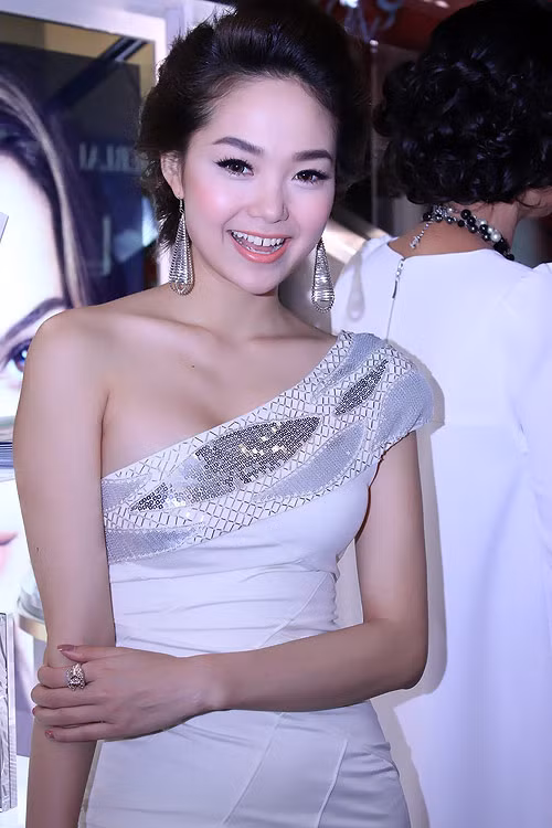 Minh Hằng với hàm răng thưa: Nhiều khi khán giả vì quá mải mê với những trang phục thời trang, hiện đại gợi cảm và vẻ đẹp sáng bừng của Minh Hằng mà không hề để ý tới hàm răng của người đẹp. Xem thêm: Diện sơ mi đẹp như Thanh Hằng/ Bộ sưu tập váy xinh chào hè 2012. Minh Hằng với hàm răng thưa: Nhiều khi khán giả vì quá mải mê với những trang phục thời trang, hiện đại gợi cảm và vẻ đẹp sáng bừng của Minh Hằng mà không hề để ý tới hàm răng của người đẹp. Xem thêm: Diện sơ mi đẹp như Thanh Hằng/ Bộ sưu tập váy xinh chào hè 2012.