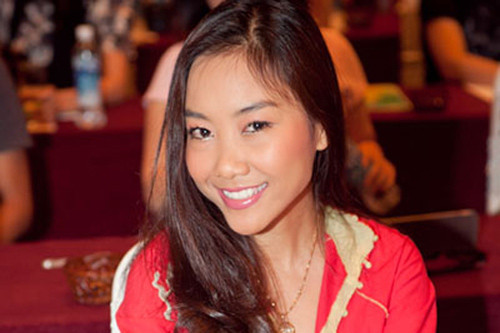 Đoan Trang hai mắt không cân xứng: Tuy nhiên dù có đôi mắt không cân xứng nhưng nữ ca sĩ Đoan Trang vẫn rất biết cách khắc phục nhược điểm bằng lối trang điểm và góc đứng khi tạo dáng trước ống kính. Xem thêm: Diện sơ mi đẹp như Thanh Hằng/ Bộ sưu tập váy xinh chào hè 2012.