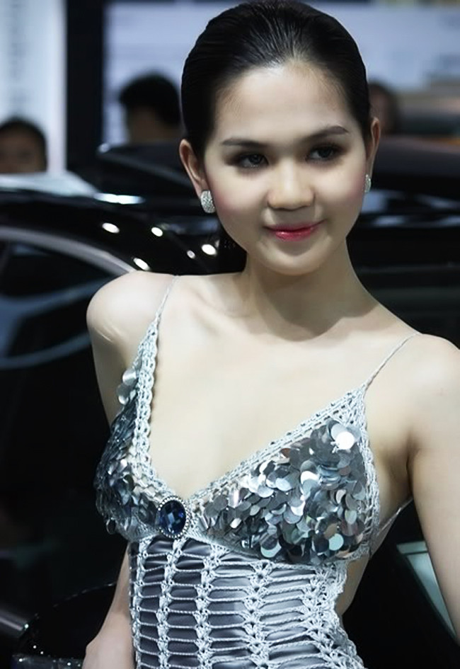 Ngọc Trinh trán ngắn: Nếu quan sát trực diện sẽ thấy Ngọc Trinh có vầng trán không cao và đều đẹp. Hai thái dương của cô có phần móp khiến trán nhỏ đi. Mặt khác vì có phần mái "bò liếm" nên vầng trán của người đẹp có phần thấp đi. Điều này lí giải vì sao Ngọc Trinh đẹp hơn cả với kiểu tóc rẽ ngôi giữa và hai mái chải phồng lên như thường thấy. Xem thêm: Diện sơ mi đẹp như Thanh Hằng/ Bộ sưu tập váy xinh chào hè 2012.